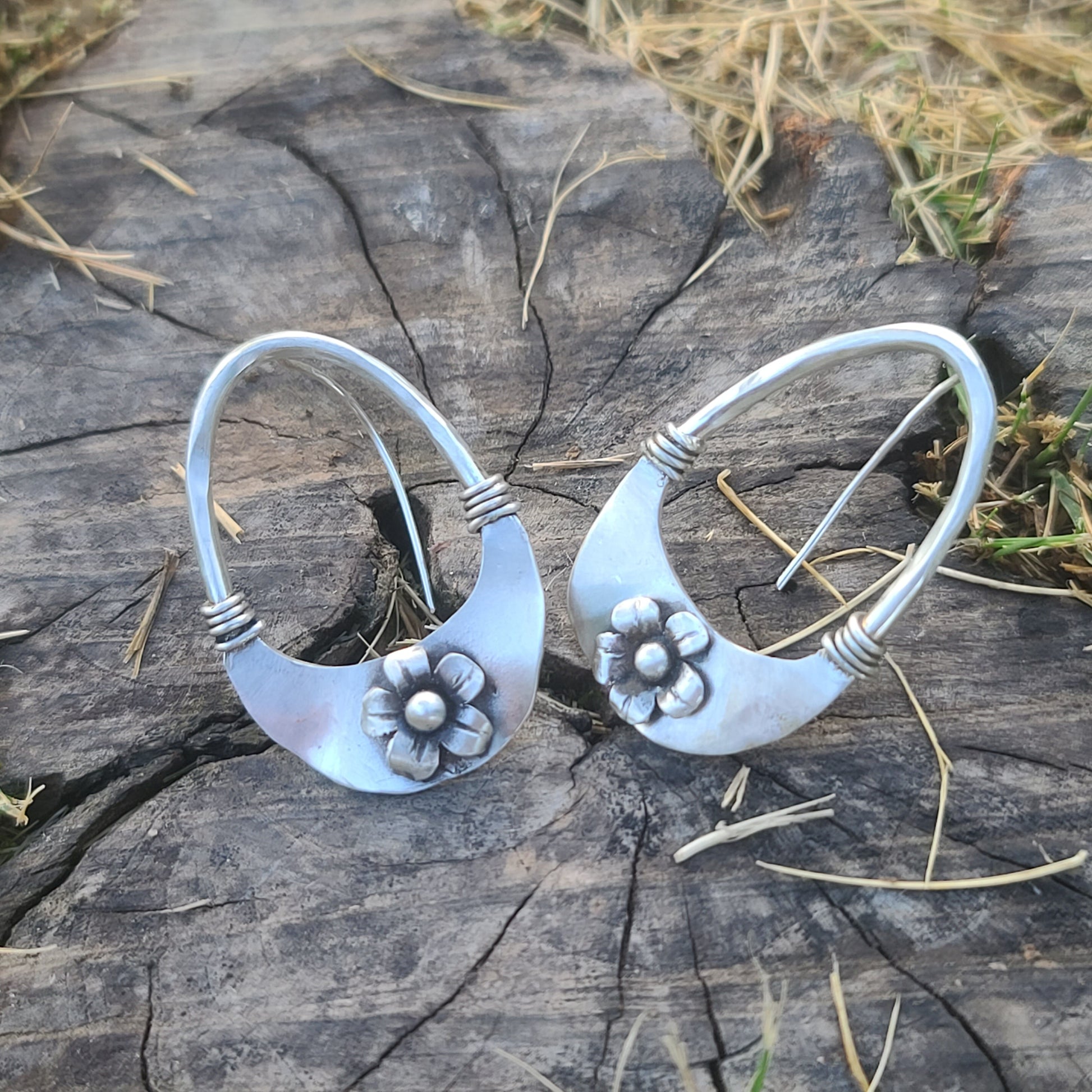 Rustic Floral Hoop Earrings – Handcrafted Vintage Silver Flower Drop Design