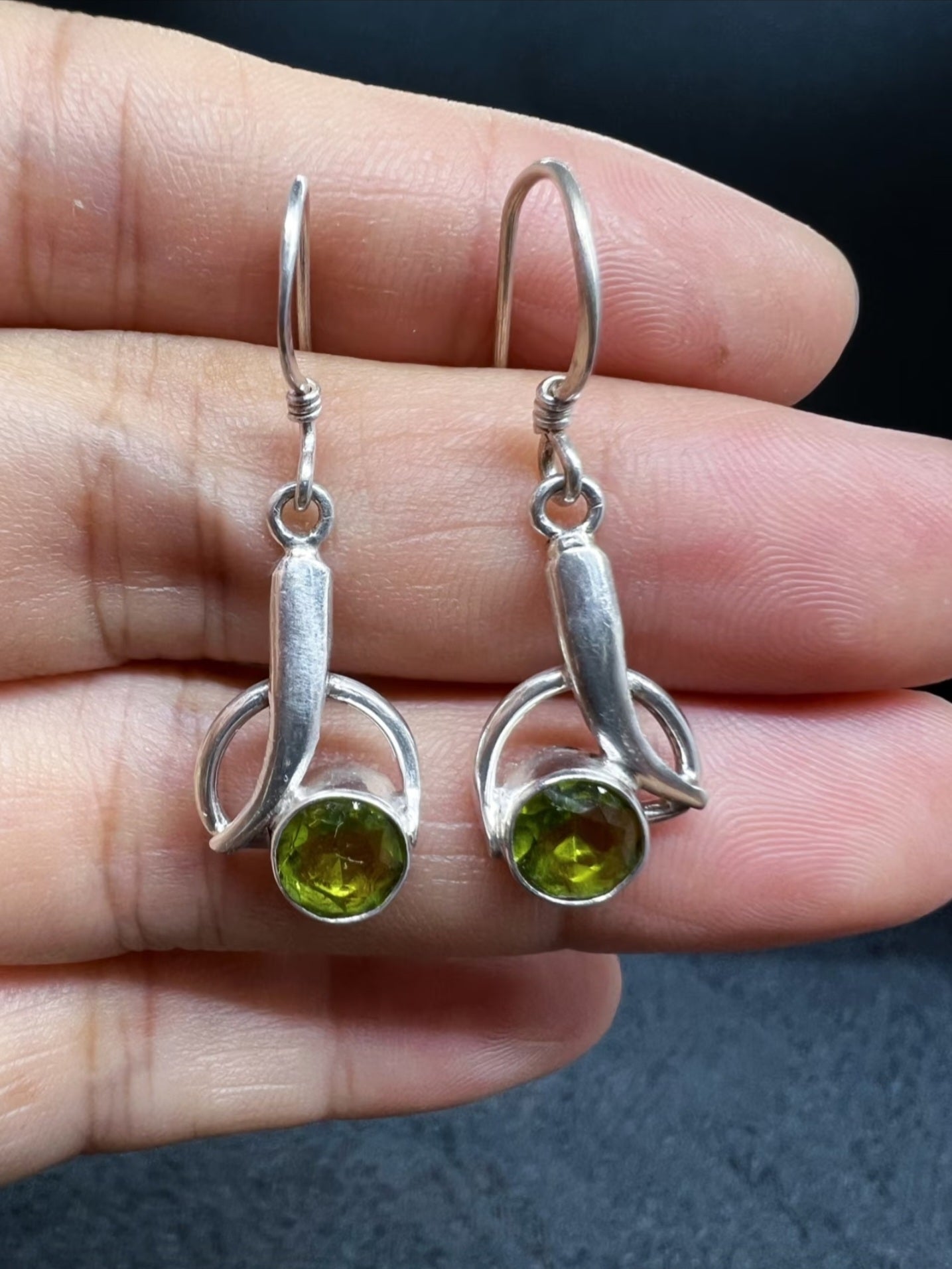 Sterling Silver Green Gem Dangle Earrings – Modern Circle Twist Design with Faceted Peridot Stone