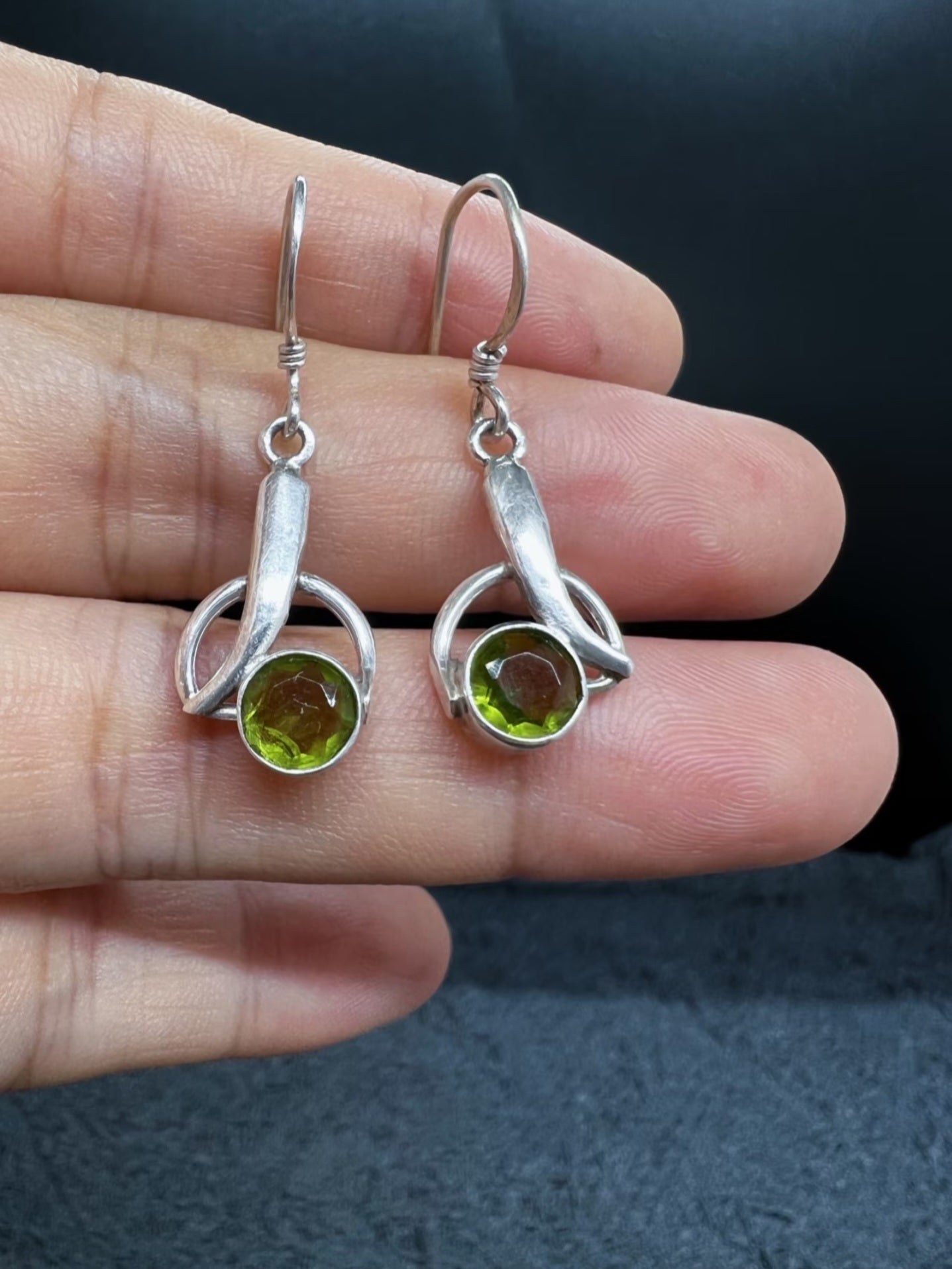 Sterling Silver Green Gem Dangle Earrings – Modern Circle Twist Design with Faceted Peridot Stone