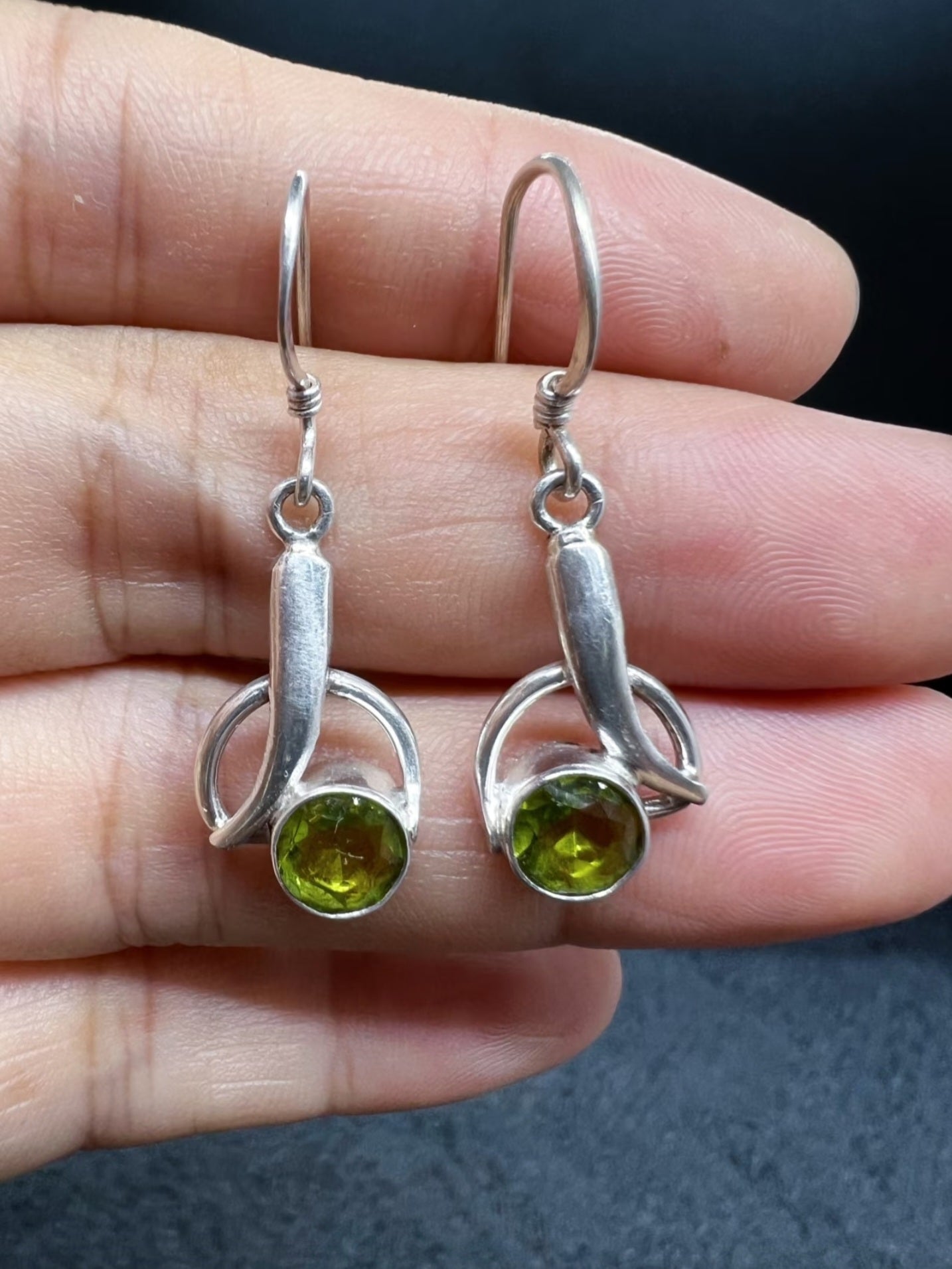 Sterling Silver Green Gem Dangle Earrings – Modern Circle Twist Design with Faceted Peridot Stone