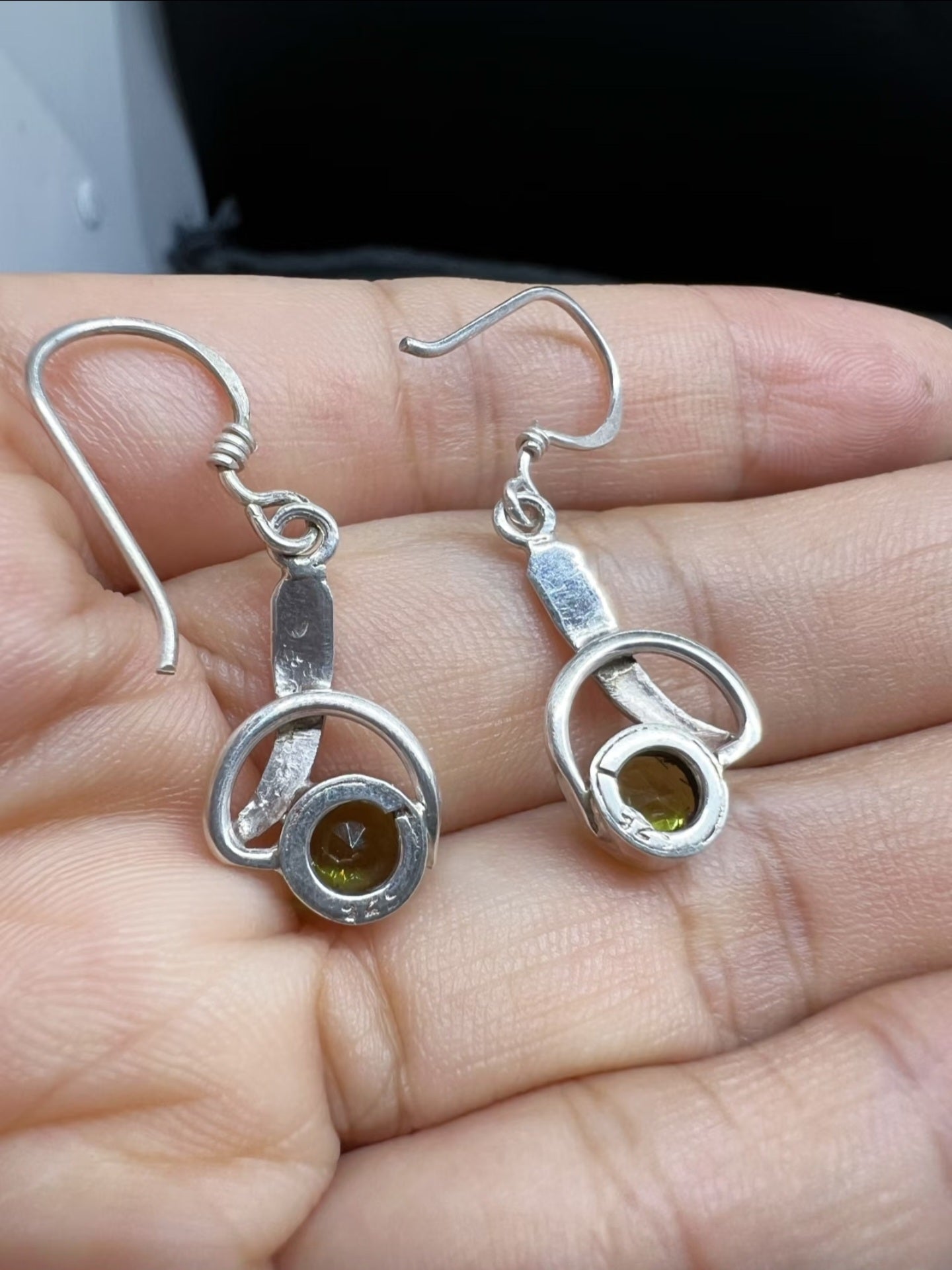 Sterling Silver Green Gem Dangle Earrings – Modern Circle Twist Design with Faceted Peridot Stone