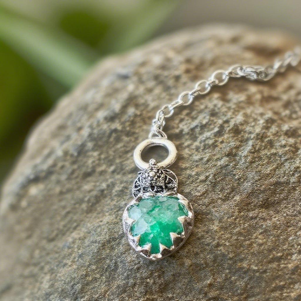 Vintage Green Crystal Heart Pendant Necklace – Boho Handmade Silver-Tone Chain Jewelry for Women