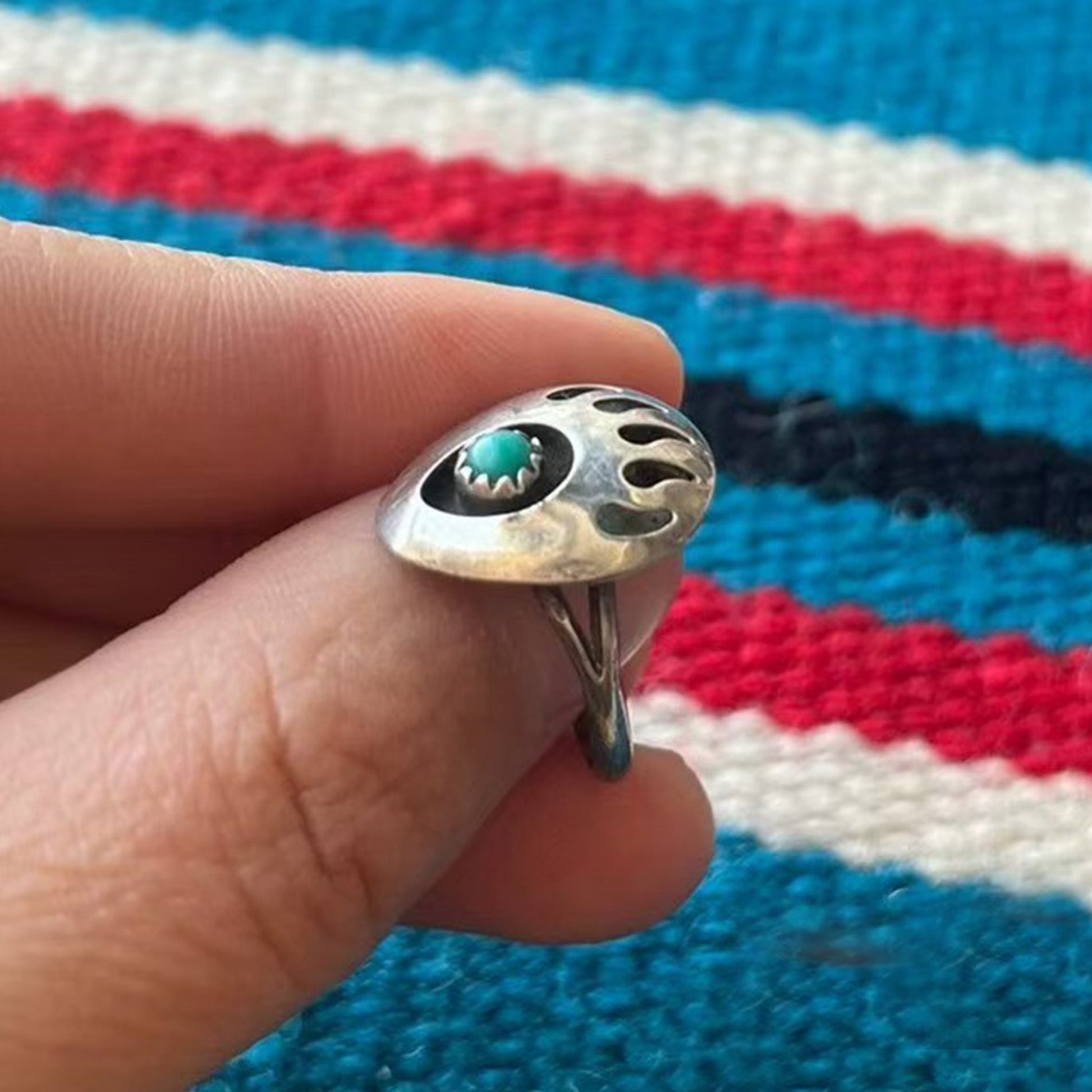 Sterling Silver Bear Paw Ring with Turquoise – Vintage Southwestern Native-Inspired Jewelry