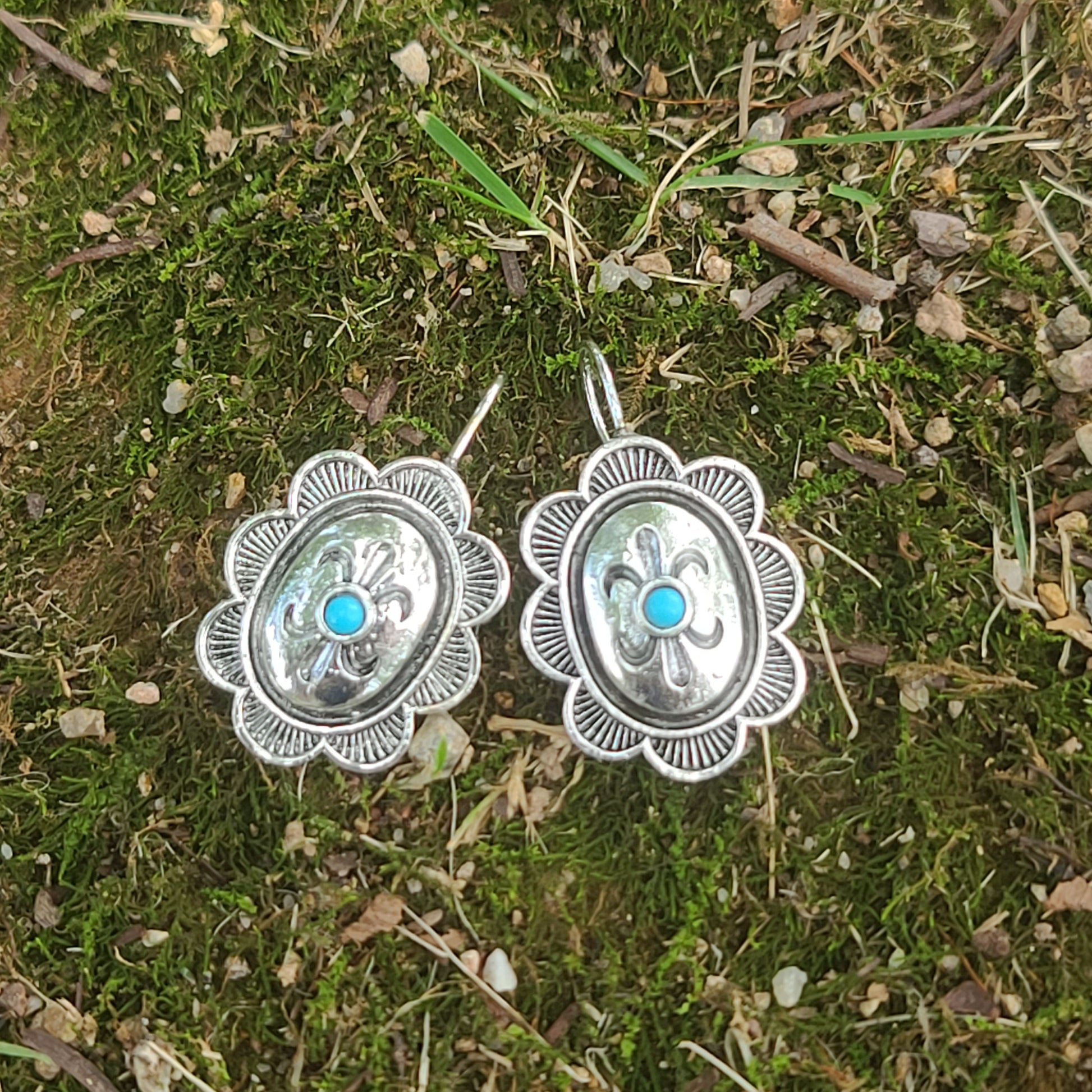 Vintage Western Floral Concho Earrings – Silver Oval Dangles with Turquoise Center
