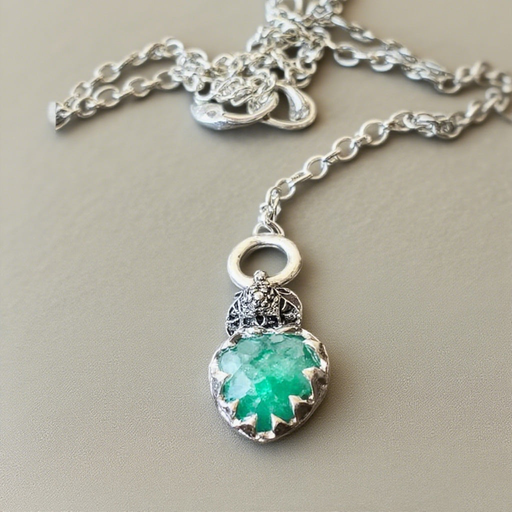 Vintage Green Crystal Heart Pendant Necklace – Boho Handmade Silver-Tone Chain Jewelry for Women