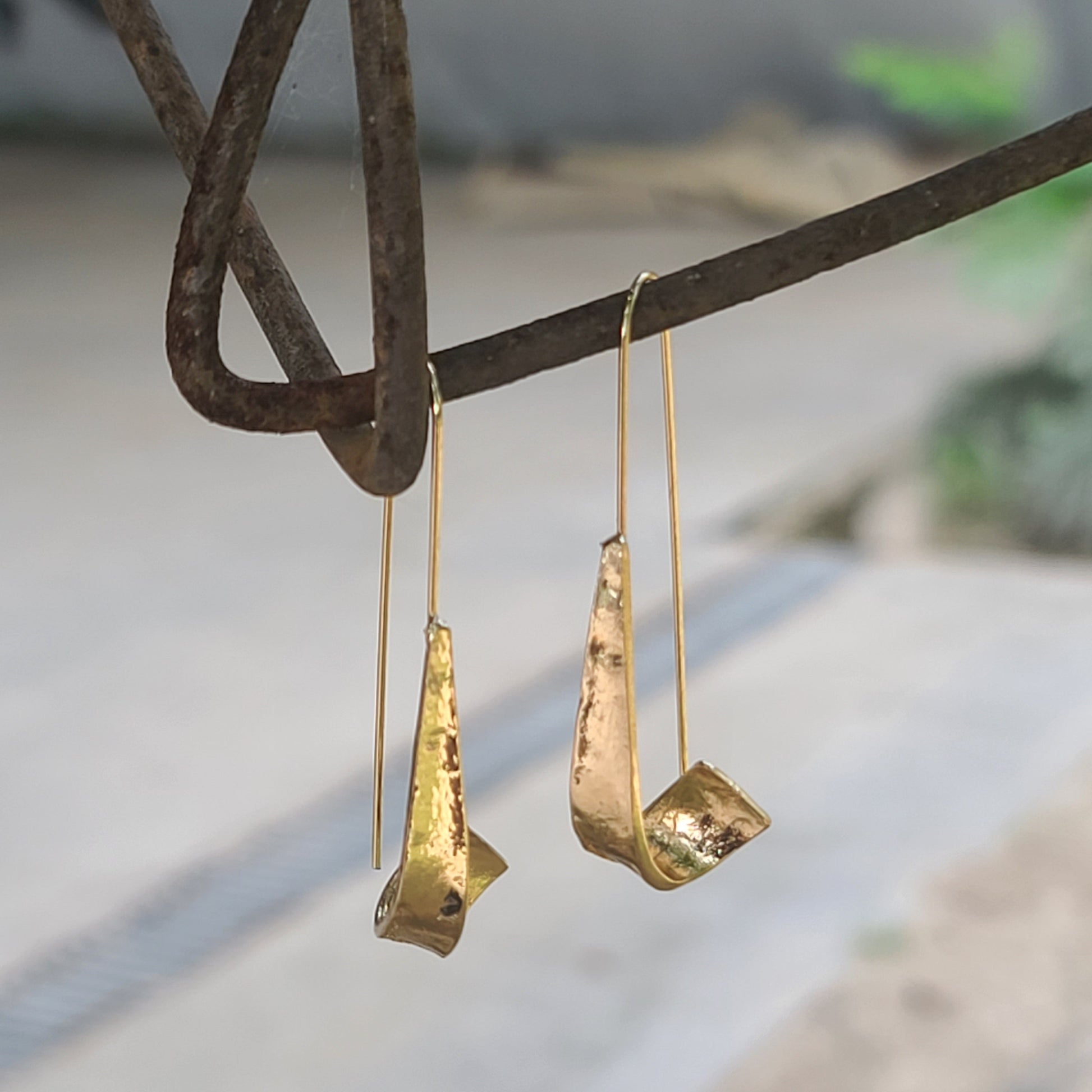 Contemporary Curved Ribbon Hoop Earrings – Sculptural Gold-Tone Modern Drop Jewelry