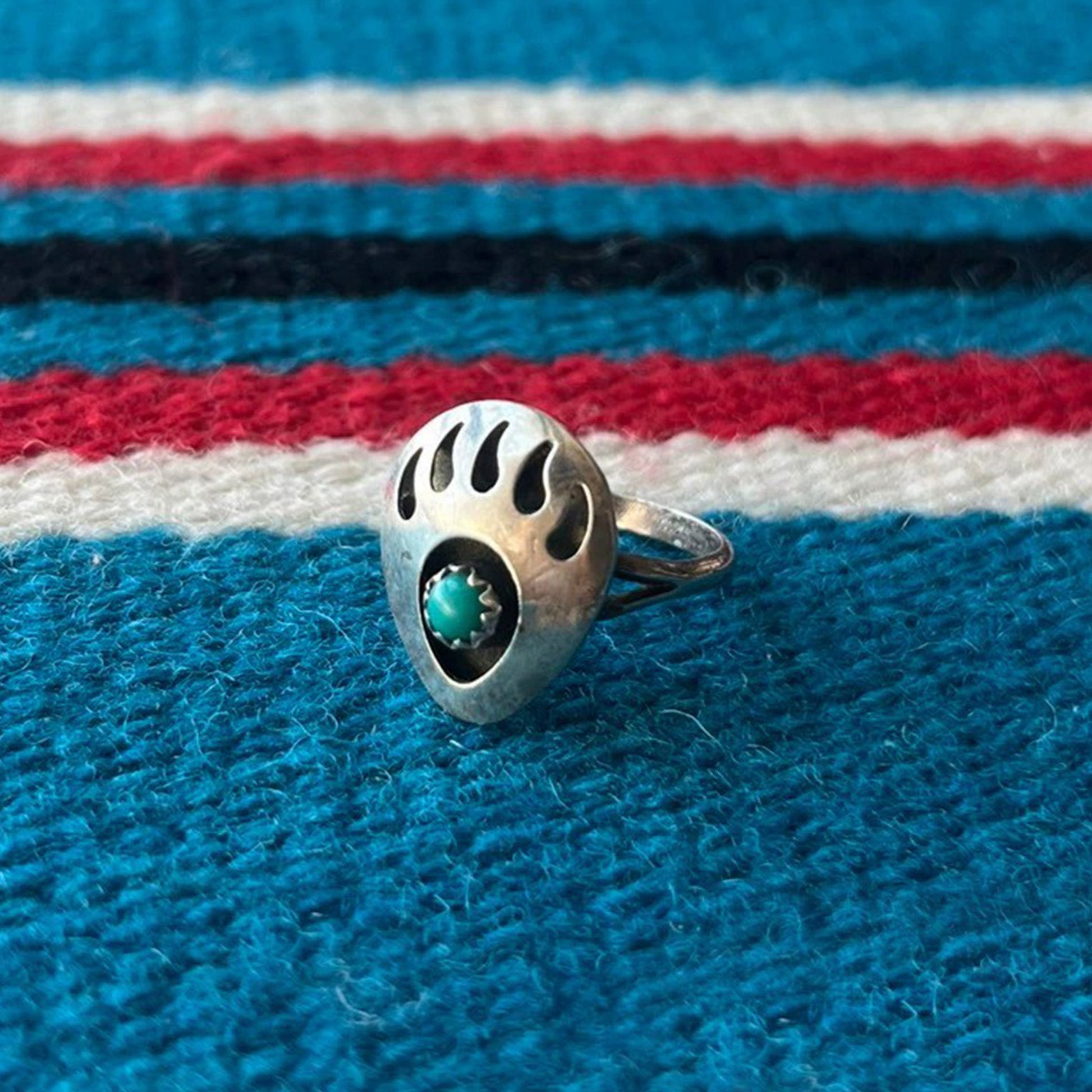Sterling Silver Bear Paw Ring with Turquoise – Vintage Southwestern Native-Inspired Jewelry