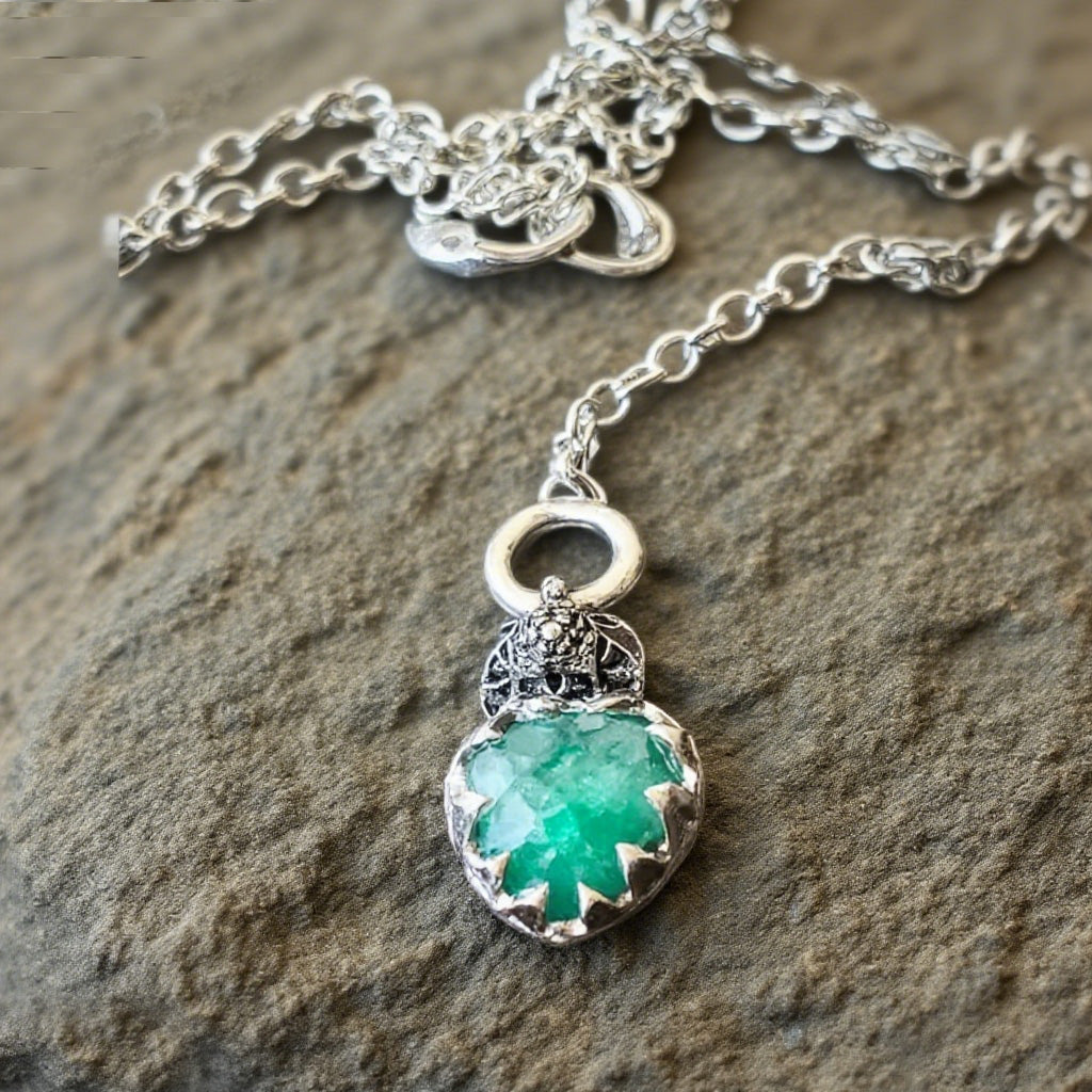 Vintage Green Crystal Heart Pendant Necklace – Boho Handmade Silver-Tone Chain Jewelry for Women