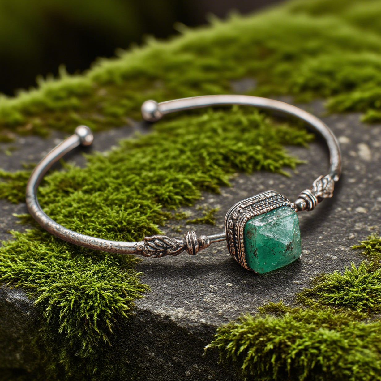 Vintage Silver Cuff Bracelet with Raw Green Stone – Boho Ethnic Style Open Bangle for Women