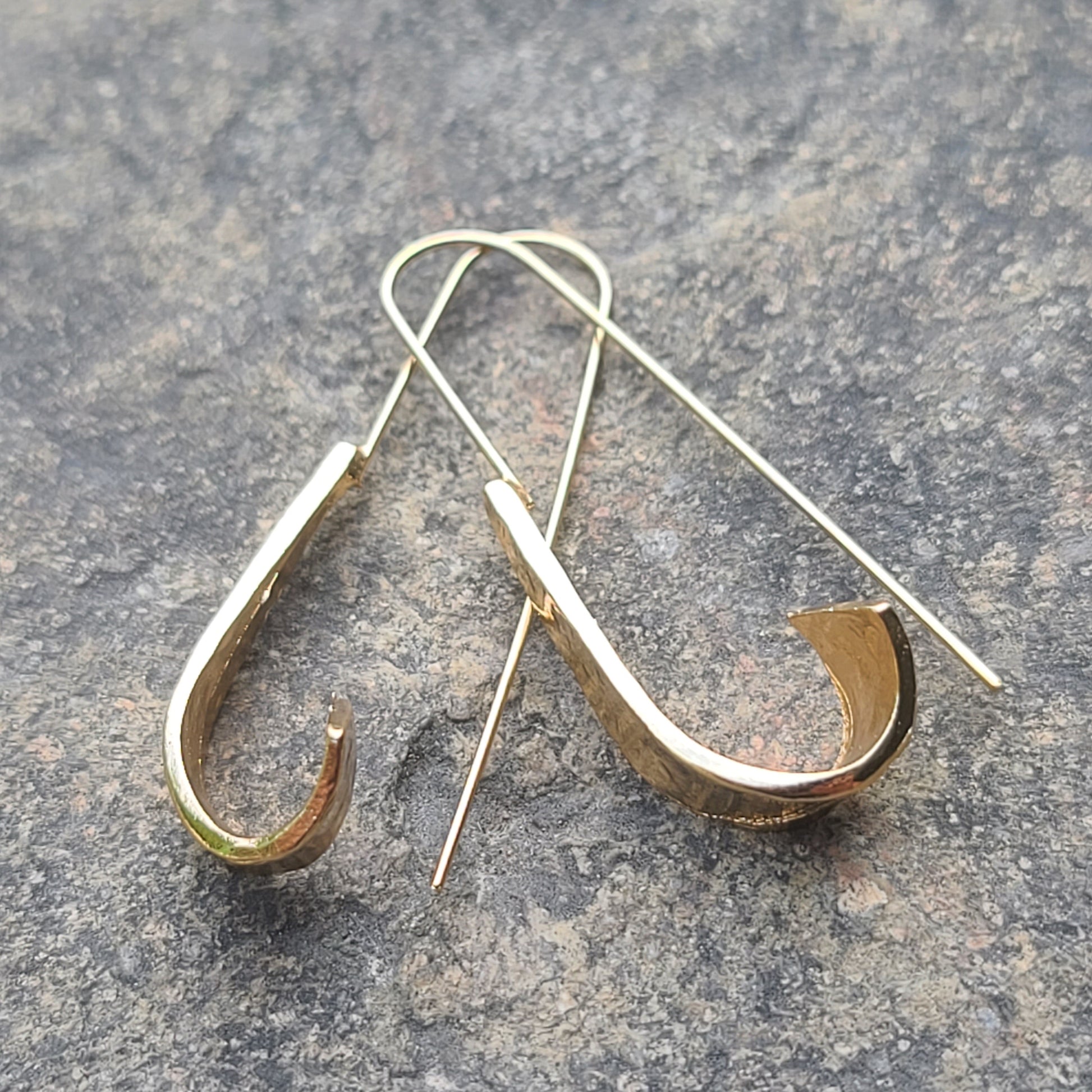 Contemporary Curved Ribbon Hoop Earrings – Sculptural Gold-Tone Modern Drop Jewelry