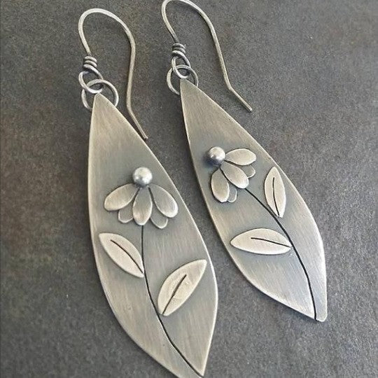 Retro Geometric Engraved Flower Earrings – Vintage Symmetrical Design