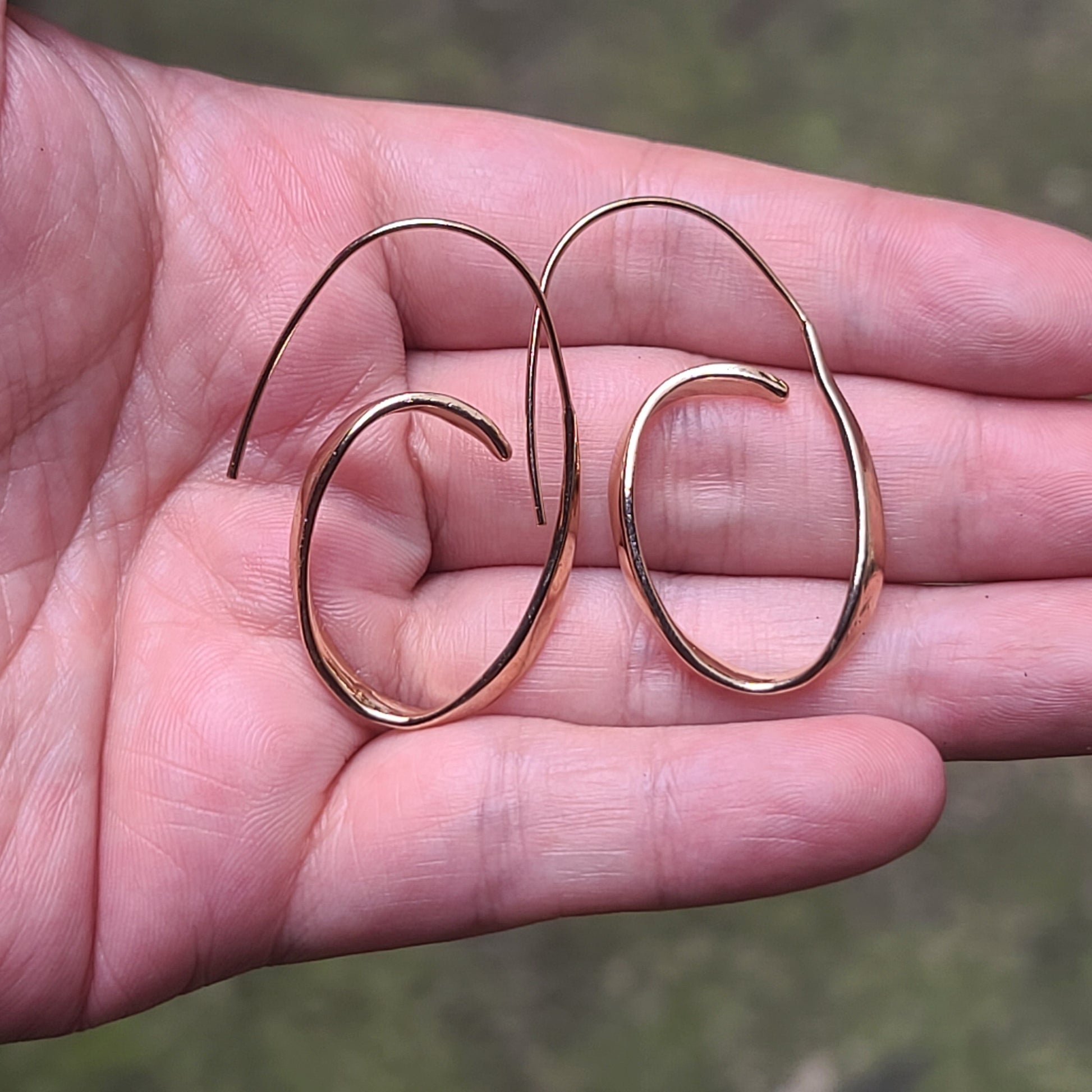 Minimalist Twisted Hoop Earrings – Modern Sculptural Silver-Tone Statement Jewelry