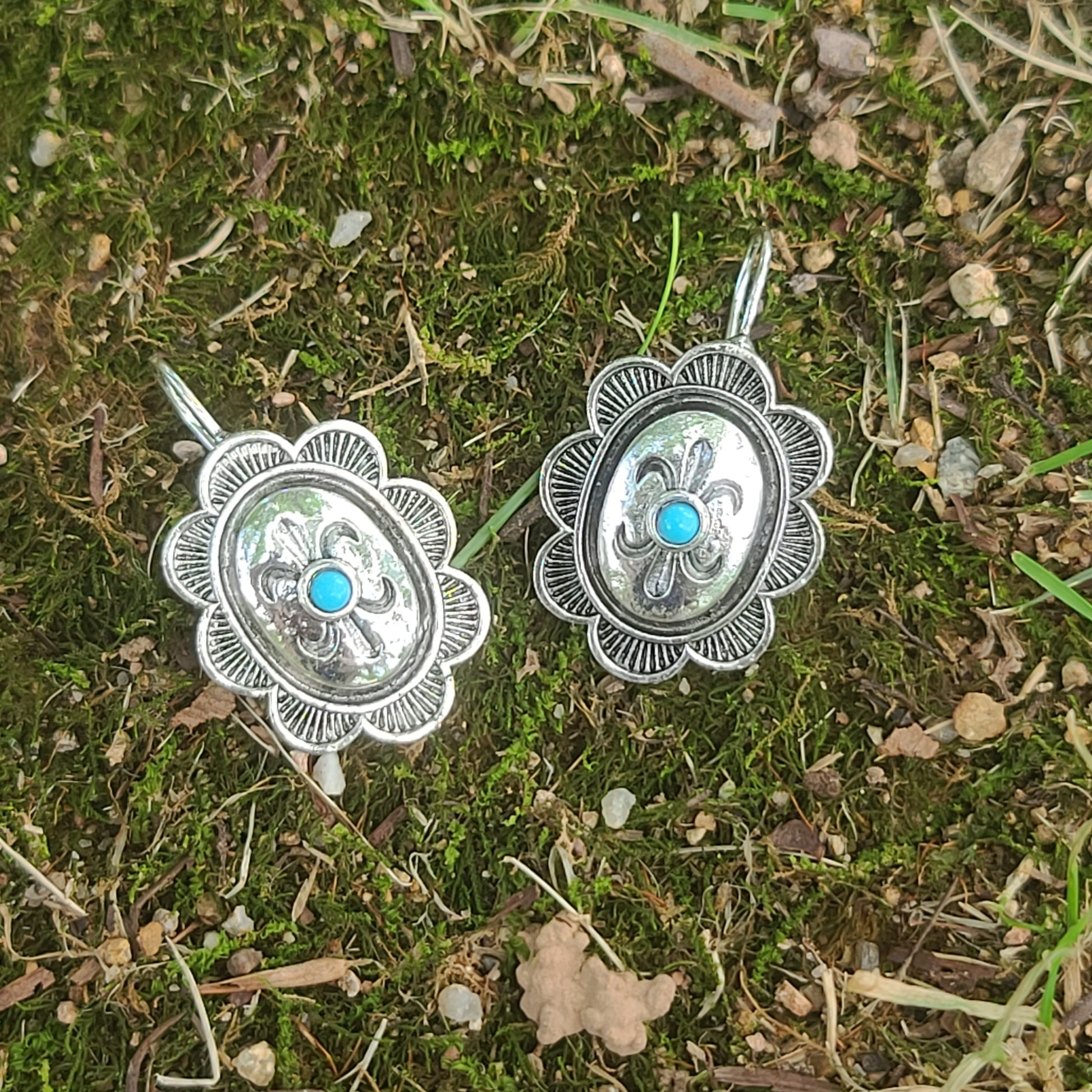 Vintage Western Floral Concho Earrings – Silver Oval Dangles with Turquoise Center