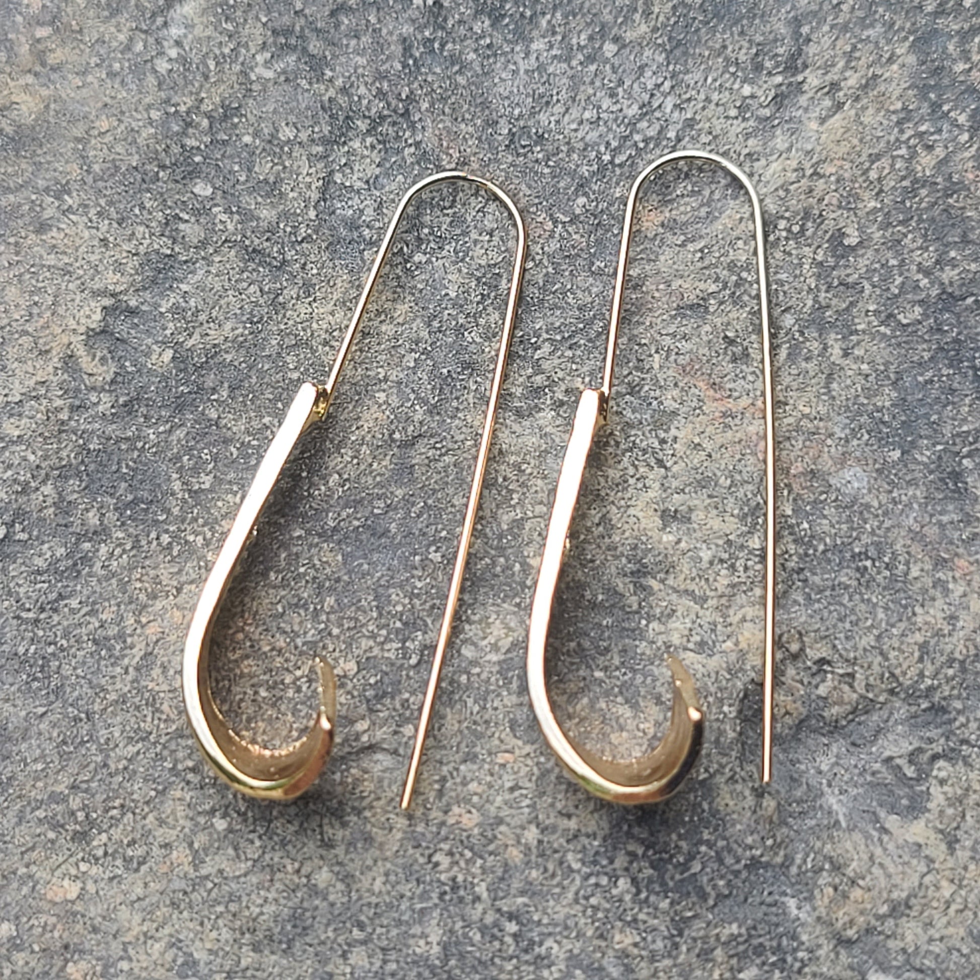 Contemporary Curved Ribbon Hoop Earrings – Sculptural Gold-Tone Modern Drop Jewelry