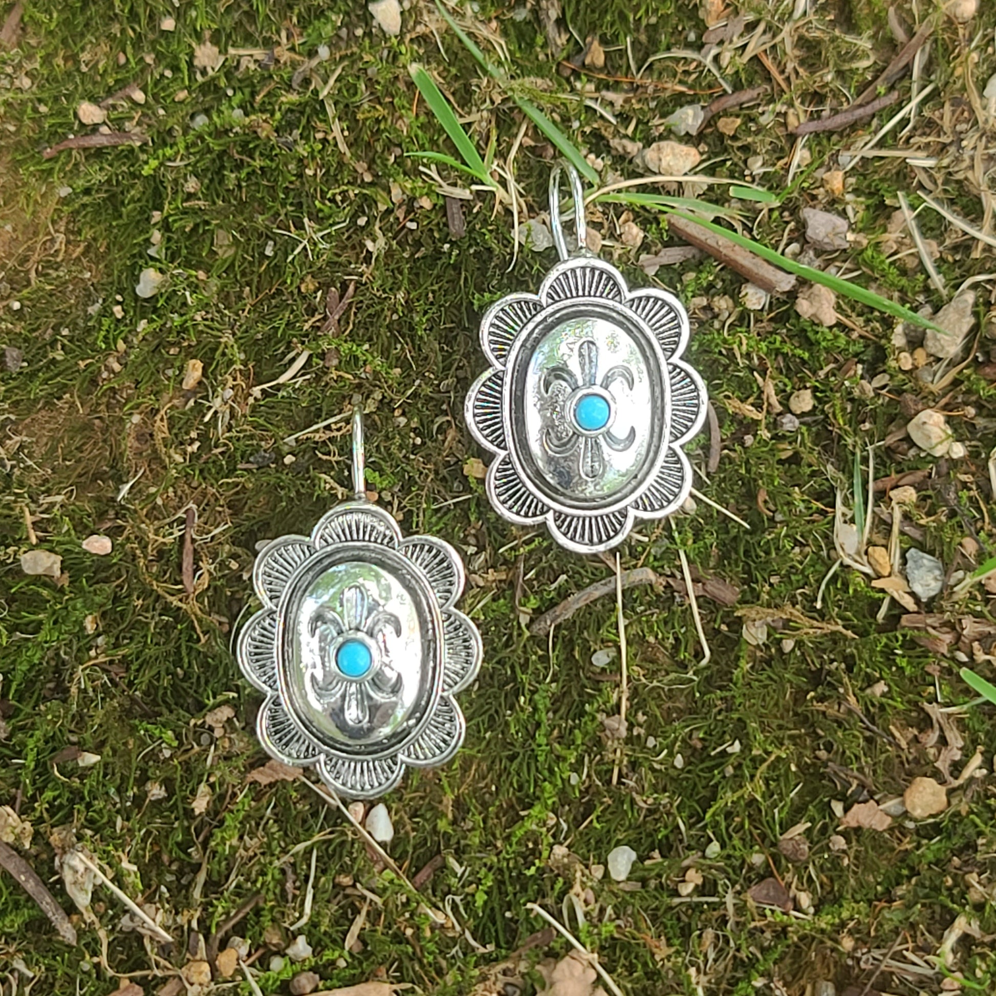 Vintage Western Floral Concho Earrings – Silver Oval Dangles with Turquoise Center
