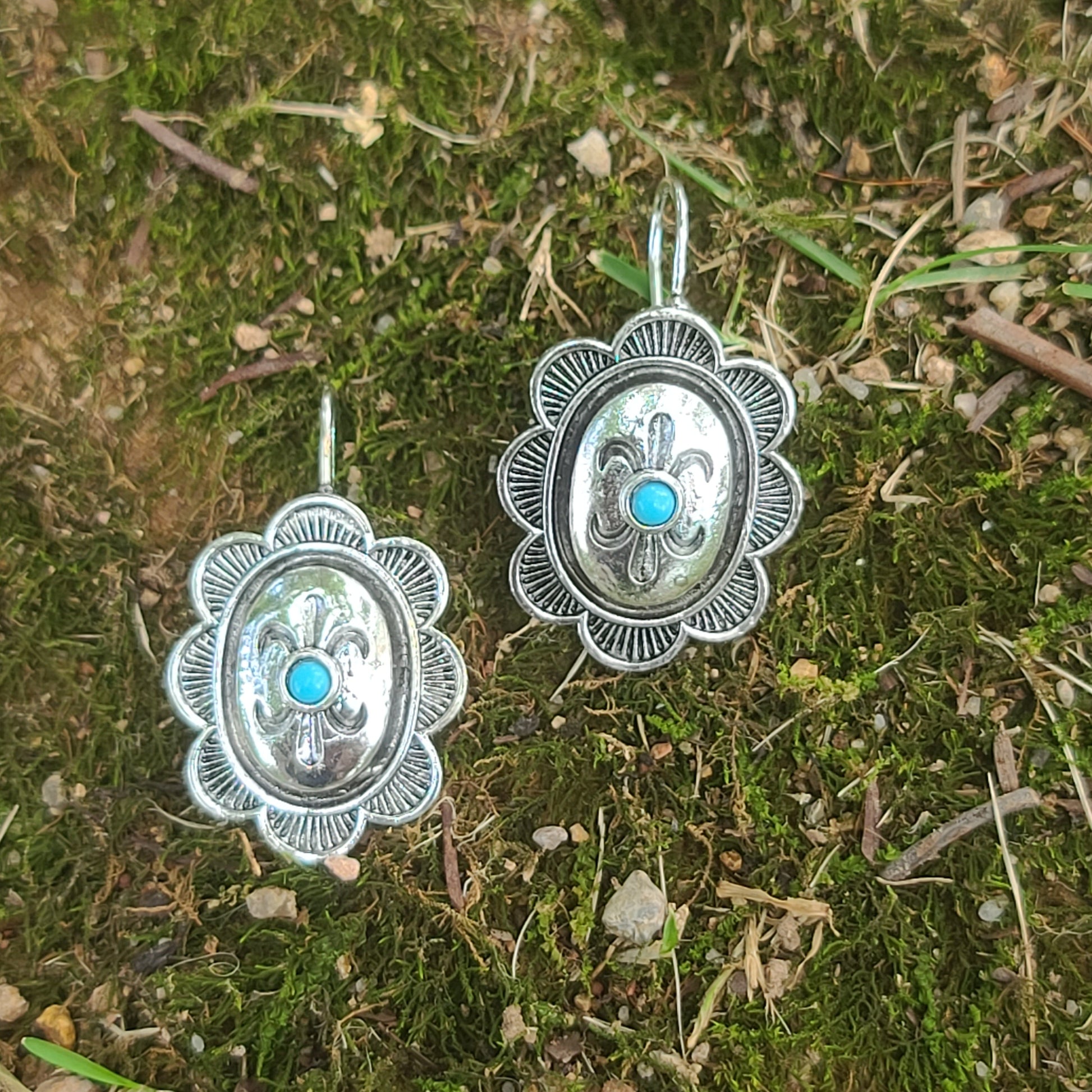 Vintage Western Floral Concho Earrings – Silver Oval Dangles with Turquoise Center