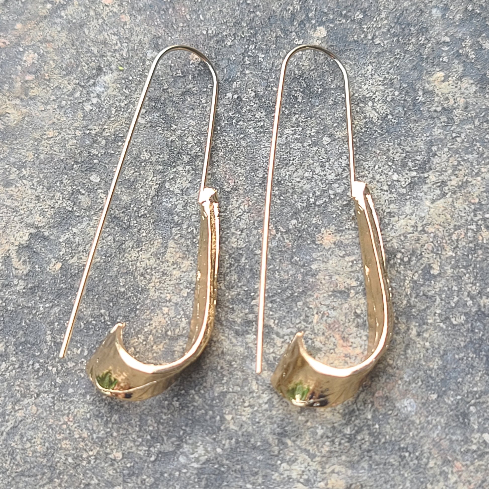 Contemporary Curved Ribbon Hoop Earrings – Sculptural Gold-Tone Modern Drop Jewelry