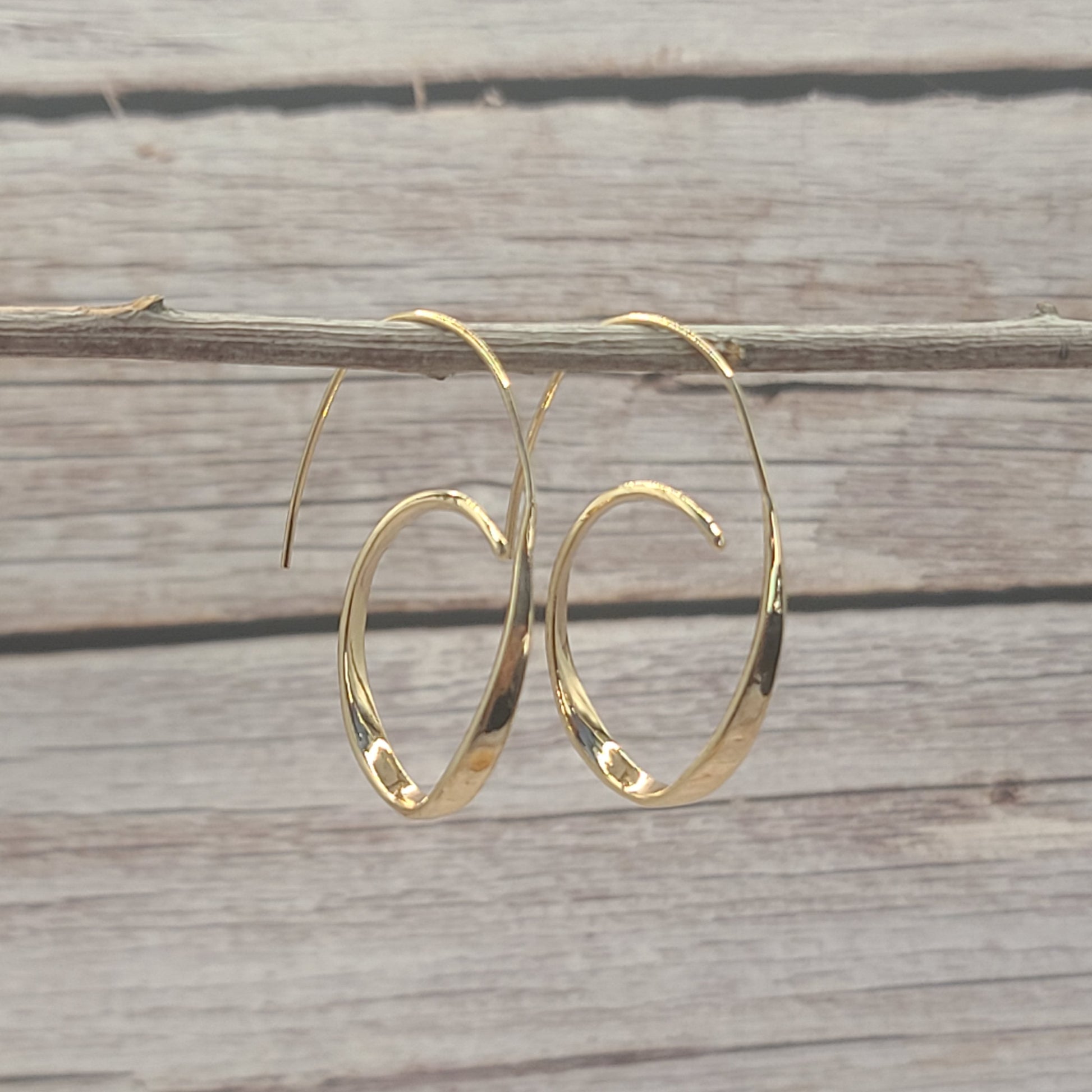 Modern Spiral Hoop Earrings – Elegant Gold-Tone Sculptural Statement Jewelry