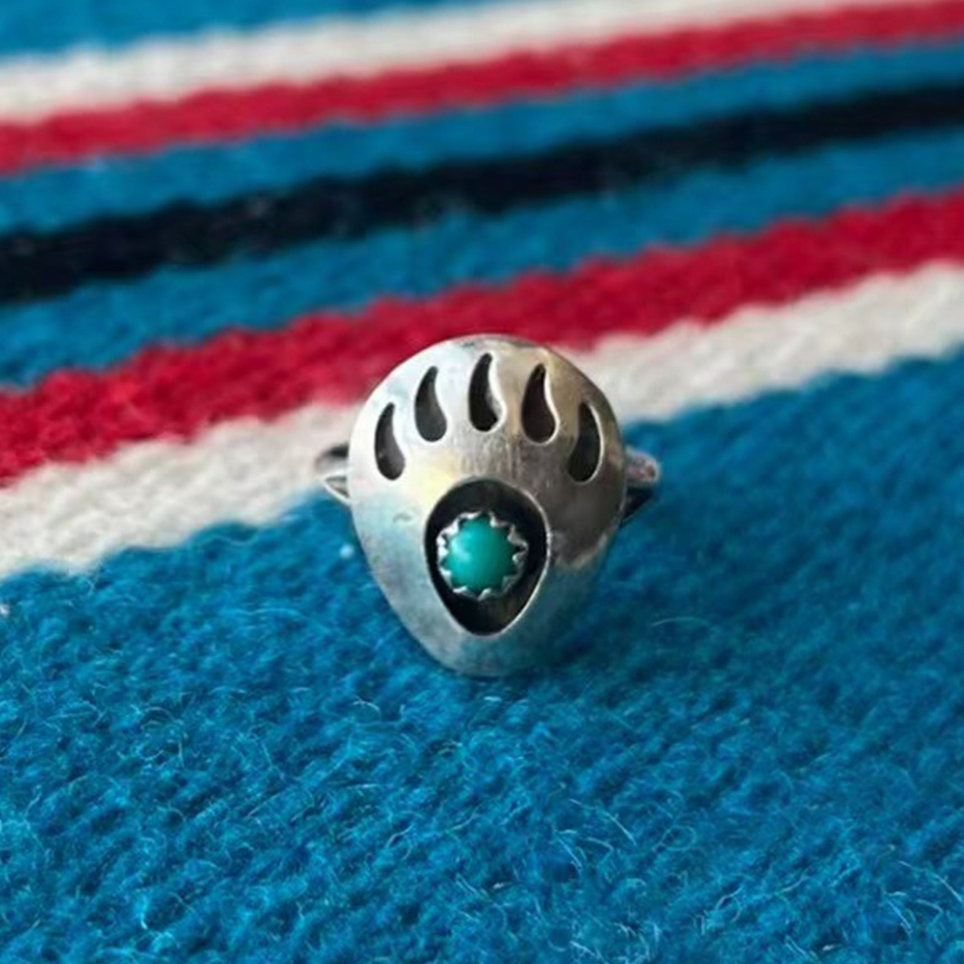 Sterling Silver Bear Paw Ring with Turquoise – Vintage Southwestern Native-Inspired Jewelry