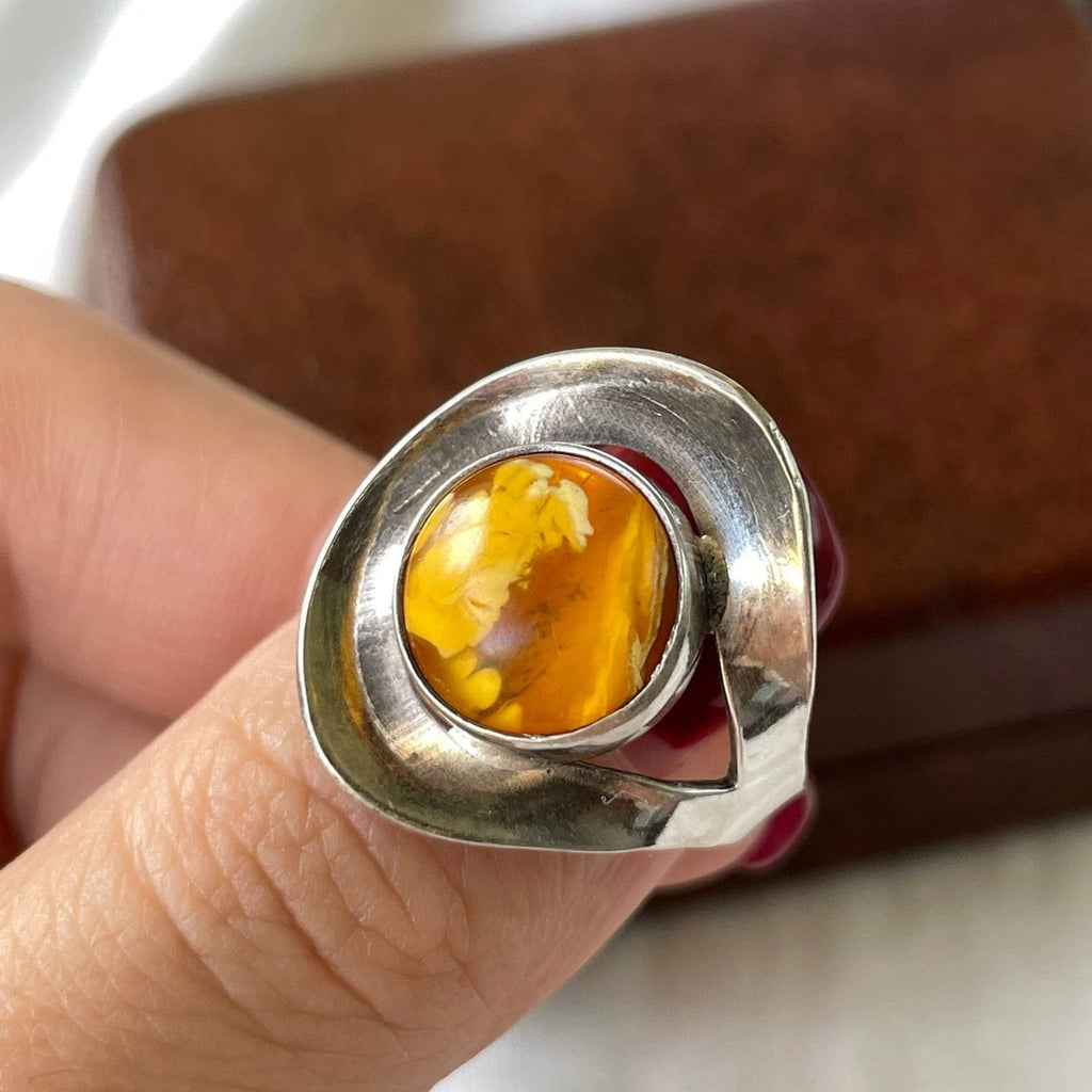 Sterling Silver Amber Ring – Unique Oval Design with Warm Yellow Gemstone