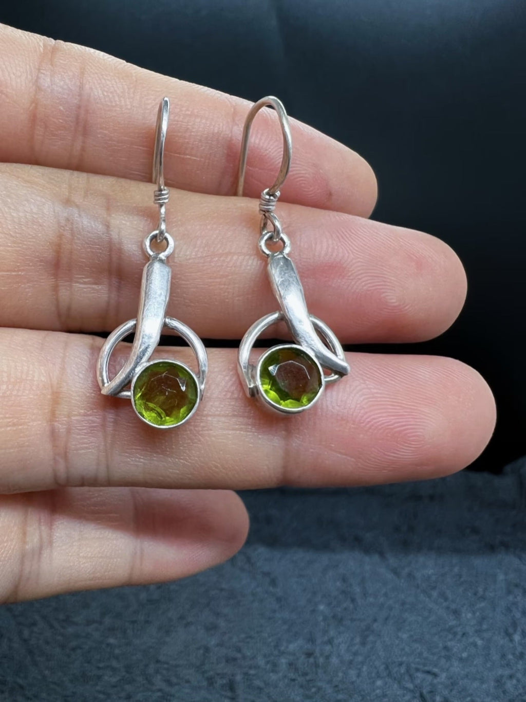 Sterling Silver Green Gem Dangle Earrings – Modern Circle Twist Design with Faceted Peridot Stone