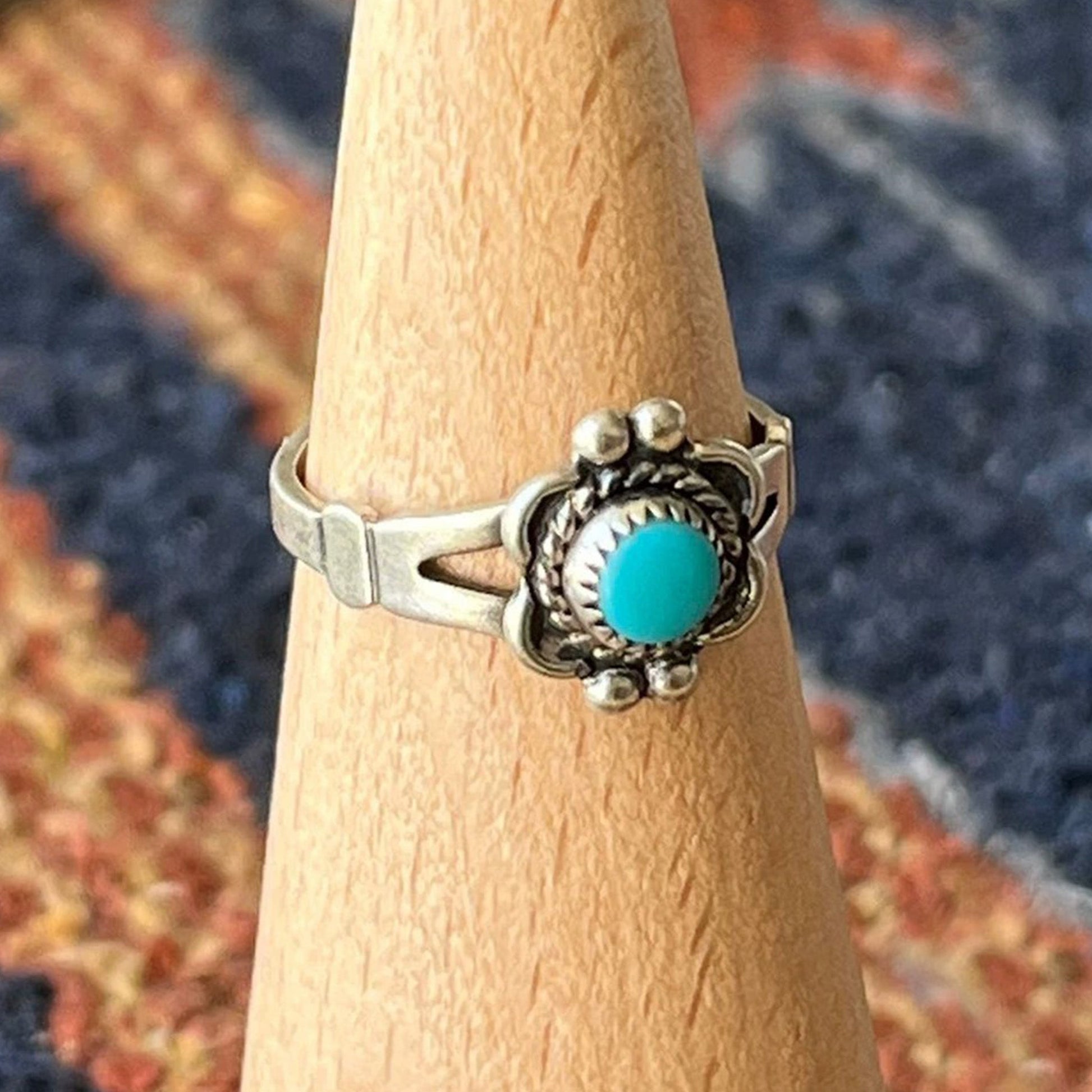 Floral Turquoise Ring – Vintage Sterling Silver Southwestern Flower Design Band