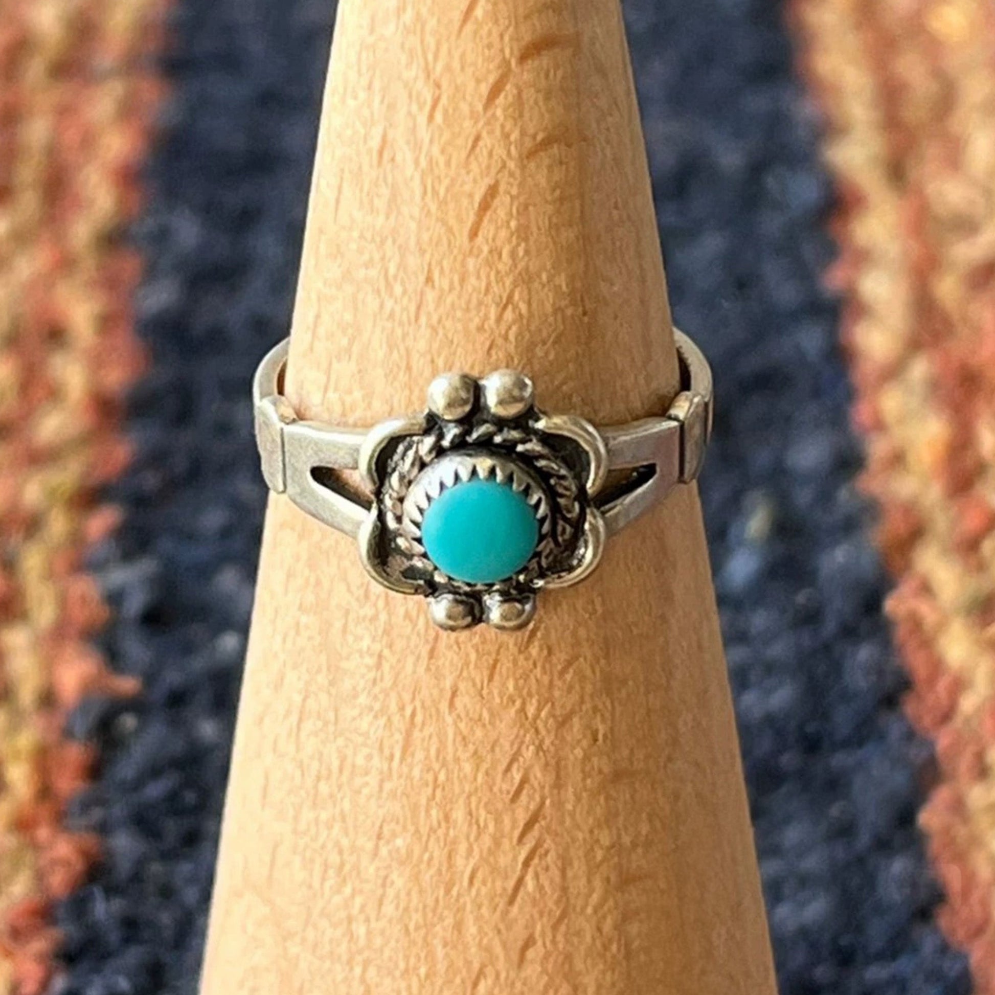 Floral Turquoise Ring – Vintage Sterling Silver Southwestern Flower Design Band