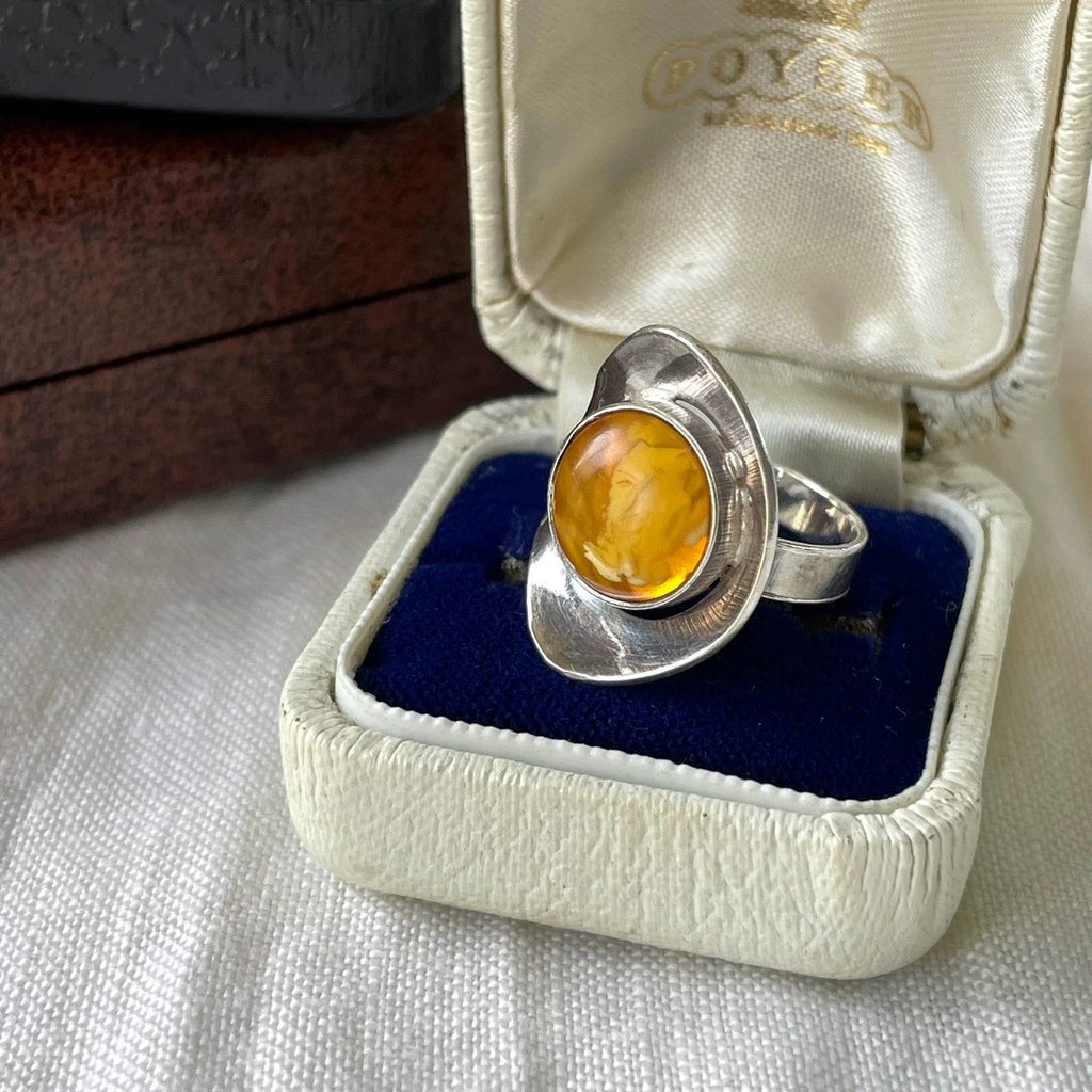 Sterling Silver Amber Ring – Unique Oval Design with Warm Yellow Gemstone