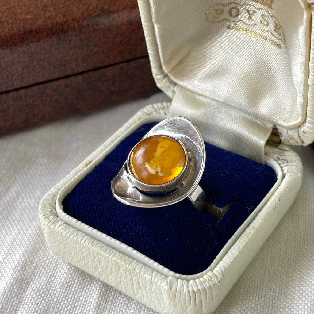 Sterling Silver Amber Ring – Unique Oval Design with Warm Yellow Gemstone