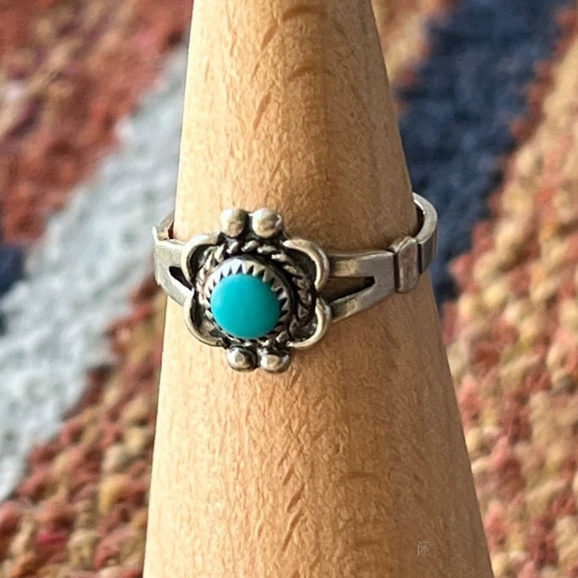 Floral Turquoise Ring – Vintage Sterling Silver Southwestern Flower Design Band