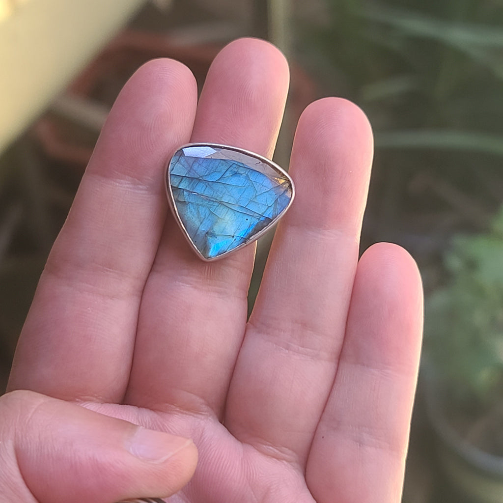 Triangle Labradorite Ring – Handcrafted Iridescent Blue Gemstone in Modern Silver Setting